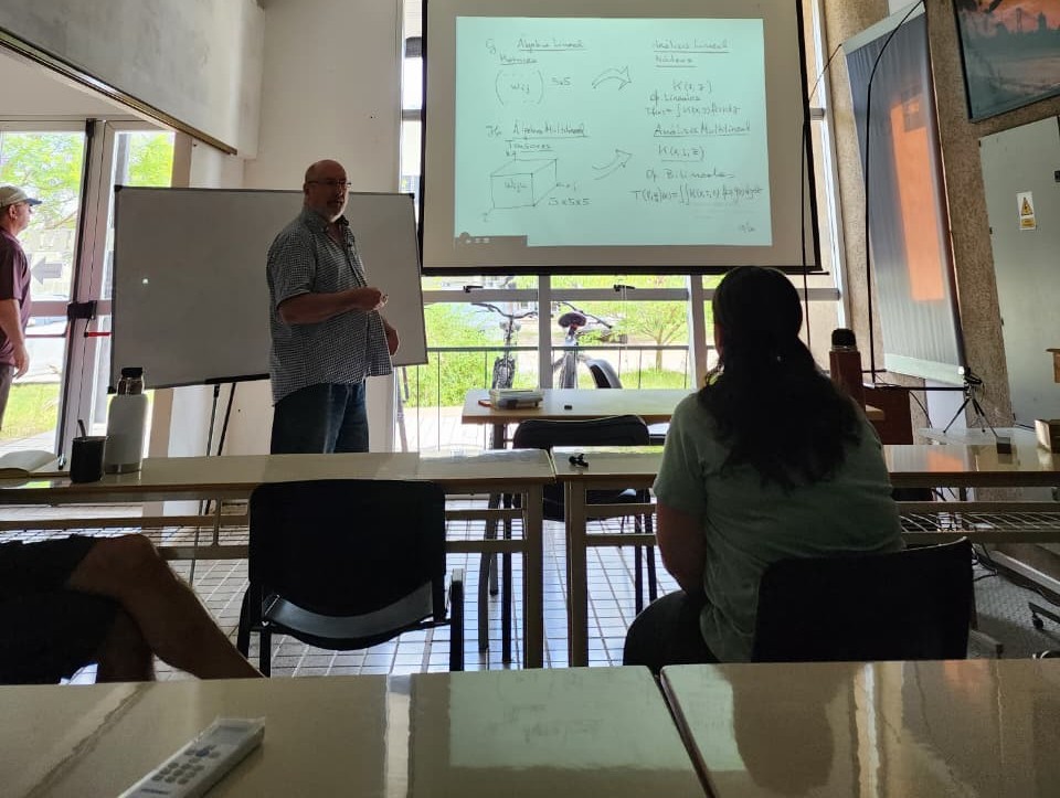 LABRA_IMAL's tweet image. 14.11.2025| Hugo Aimar en el Seminario del IMAL Macías-Segovia sobre &quot;Interacciones de alto orden y análisis multilineal&quot; @divulgacionIMAL