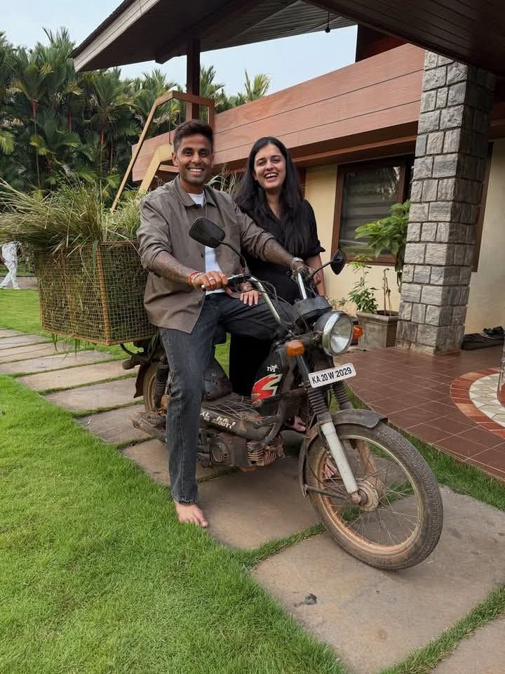 Asheeshyadav_15's tweet image. सूर्या भाऊ और देविशा भाभी की खूबसूरत तस्वीर ❤️🤗

#suryakumaryadav