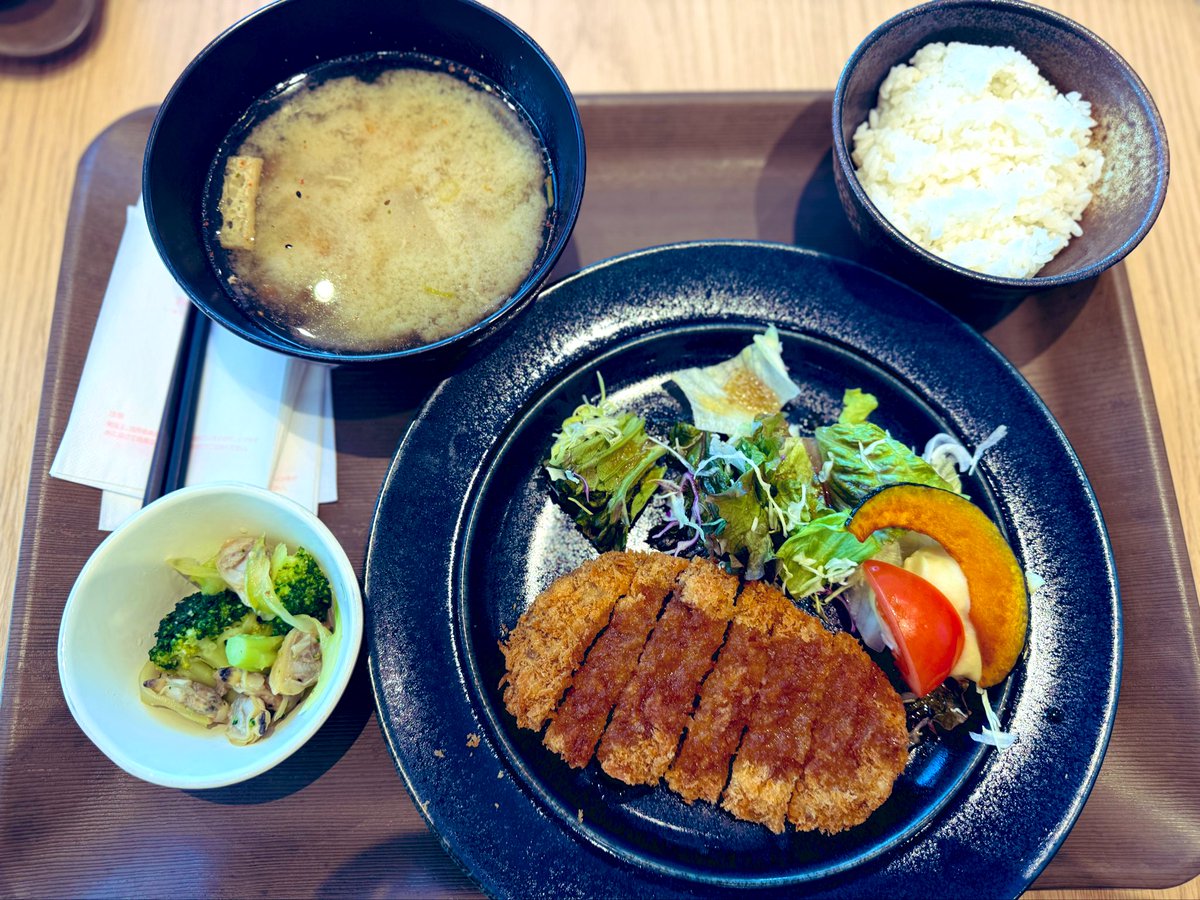 社食でランチ🍽
からの、夜はみんなで飲みました♡