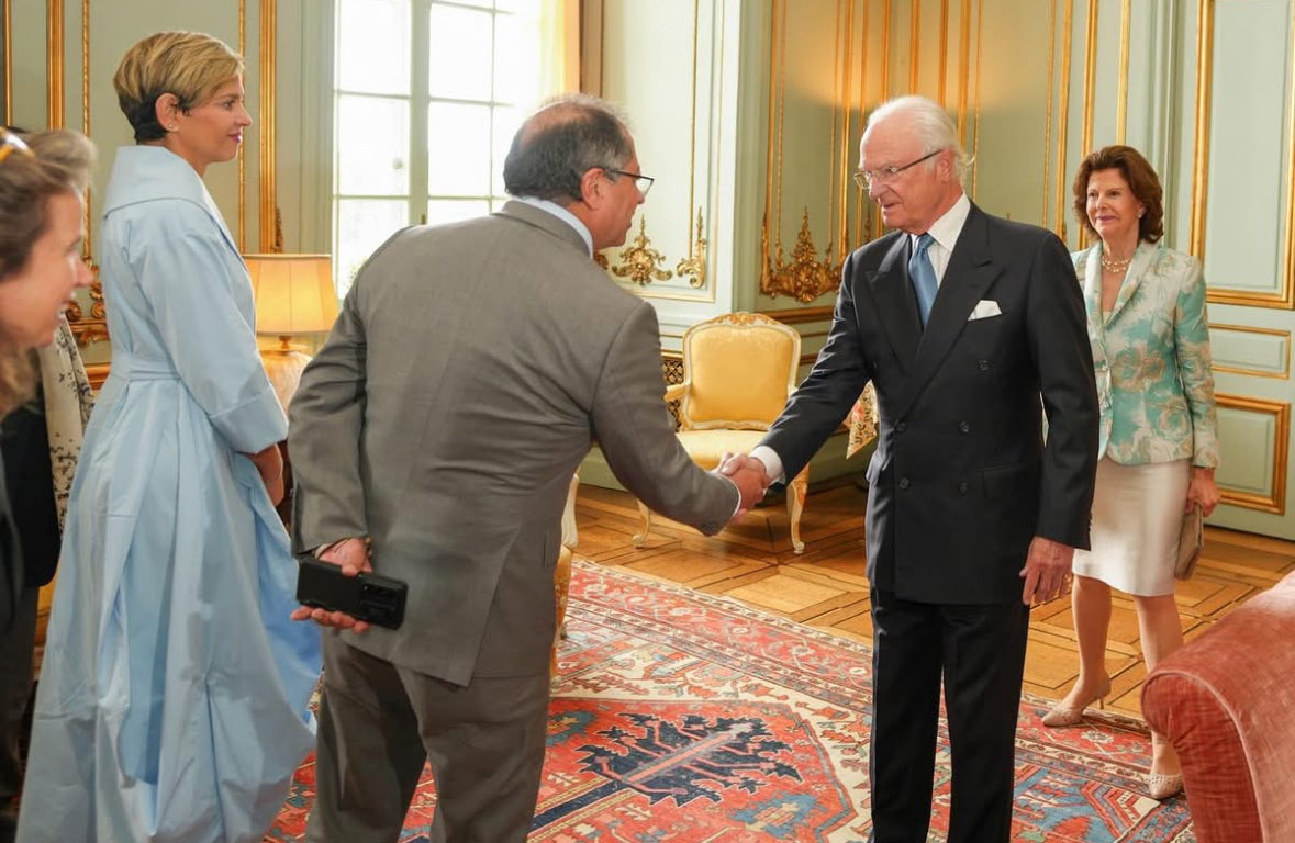 FernanMartinez's tweet image. Verónica es amiga de hace varios años de la sexóloga vallenata Carmen Larrazabal, esposa de Guillermo Reyes, embajador en Suecia, cuyo nombramiento fué cuestionado por no hablar un segundo idioma.

¿Cómo viajó Verónica a Estocolmo y qué tarjetas de crédito está usando.-