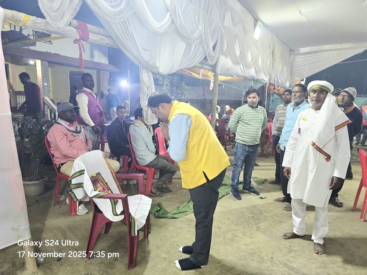 DrDeepakkumar_'s tweet image. #केसरिया 
बेनीपुर गांव में डॉ.अर्जुन प्रसाद कुशवाहा जी के माता जी की निधन उपरांत उनके श्राद्धकार्य में उपस्थित होकर श्रद्धांजलि दिए।
ईश्वर उनके आत्मा क़ो शांति प्रदान करें 🙏

#DrDeepakkumar