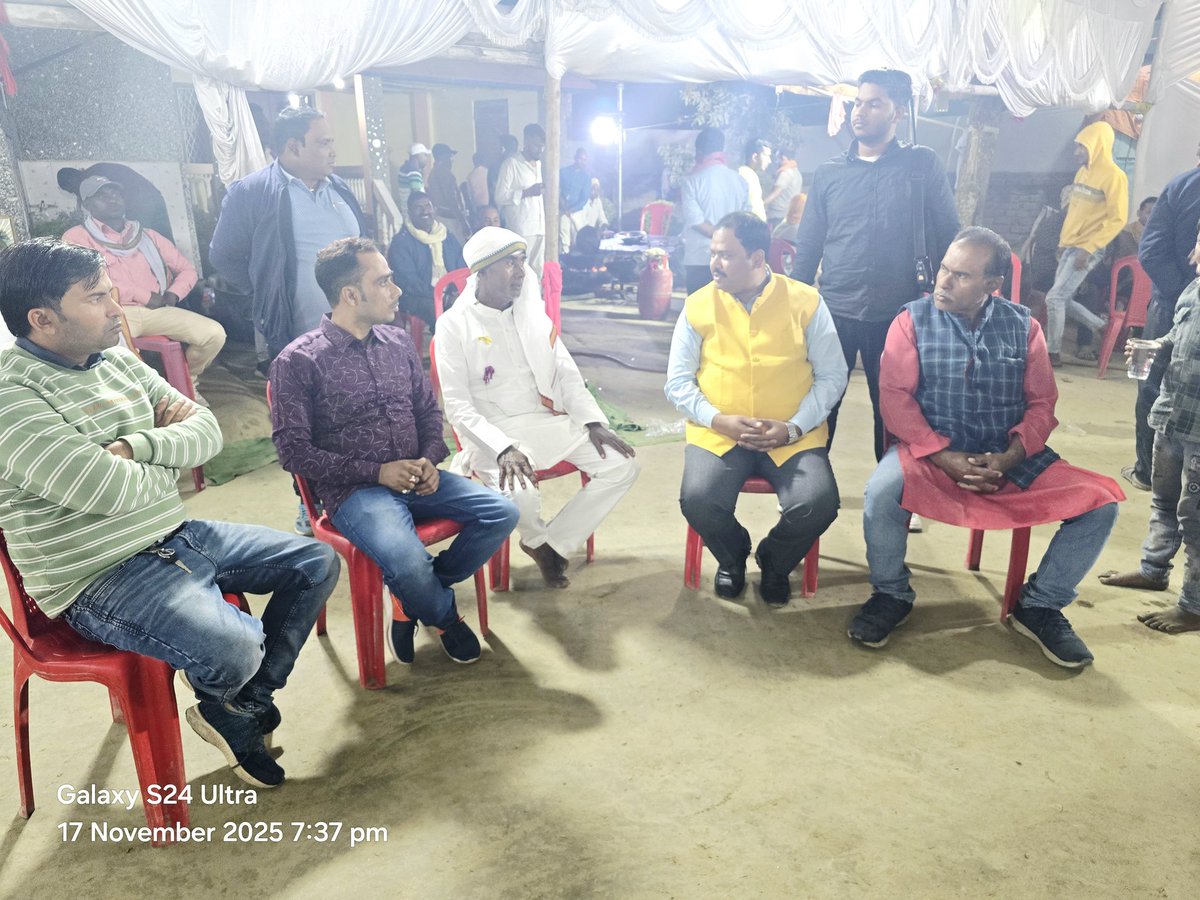 DrDeepakkumar_'s tweet image. #केसरिया 
बेनीपुर गांव में डॉ.अर्जुन प्रसाद कुशवाहा जी के माता जी की निधन उपरांत उनके श्राद्धकार्य में उपस्थित होकर श्रद्धांजलि दिए।
ईश्वर उनके आत्मा क़ो शांति प्रदान करें 🙏

#DrDeepakkumar