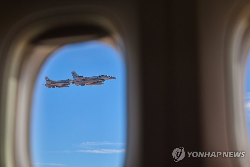 연합뉴스 사진 잘 찍었네 

이재명 대통령 탑승 공군 1호기 호위하는 UAE 공군 전투기