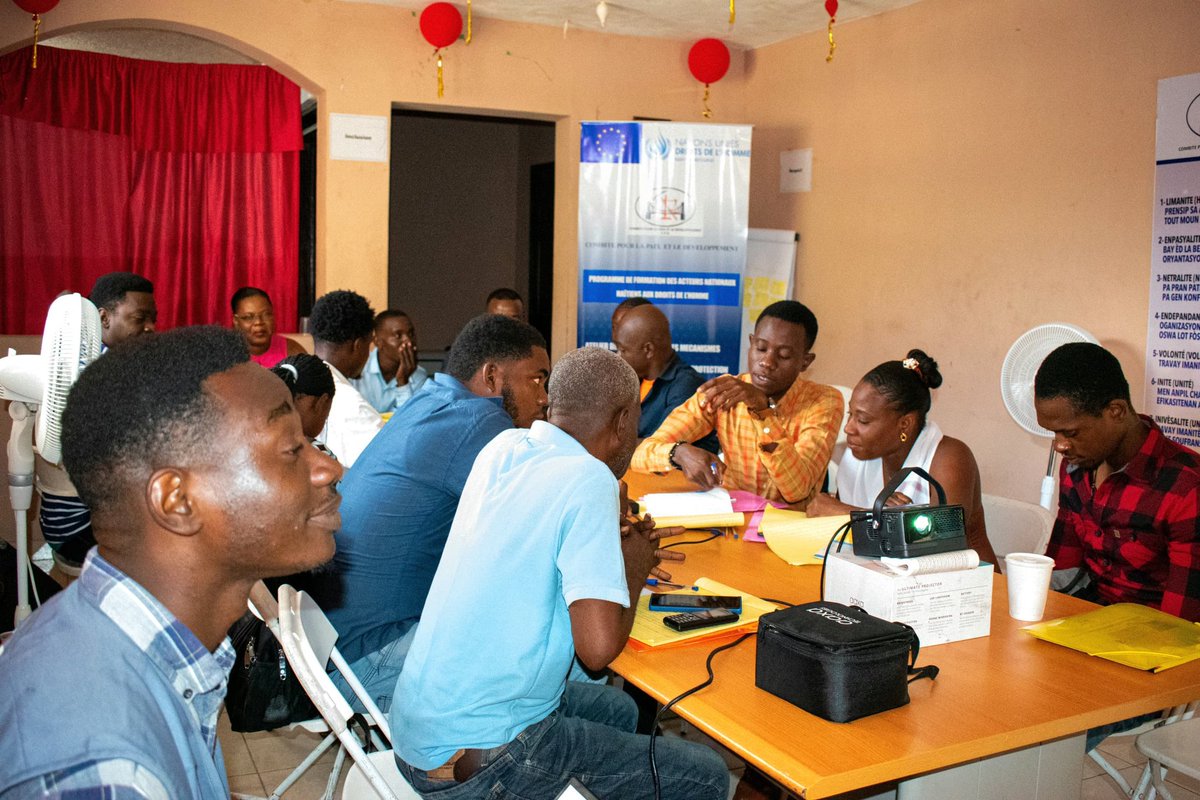 CombiteD's tweet photo. Du 13 au 15 novembre 2025, une vingtaine (20)de participants, issus d’organisations de jeunesse, des comités de sites de déplacés internes et du CPD,ont pris part à trois journées de formation.

Les ateliers ont porté sur les thématiques suivantes : les principes et instruments internationaux et régionaux de protection des droits humains, les violences basées sur le genre, ainsi que les procédures spéciales des Nations Unies.

À l’issue de ces trois jours de formation,organisés dans le cadre du Programme des acteurs nationaux haïtiens des droits de l’homme,soutenu par le @HCDH/ @BINUH_UN avec le financement de @EUDelegationHt,les participant·e·s se sont engagés  à transmettre les connaissances acquises au sein de leurs communautés respectives.