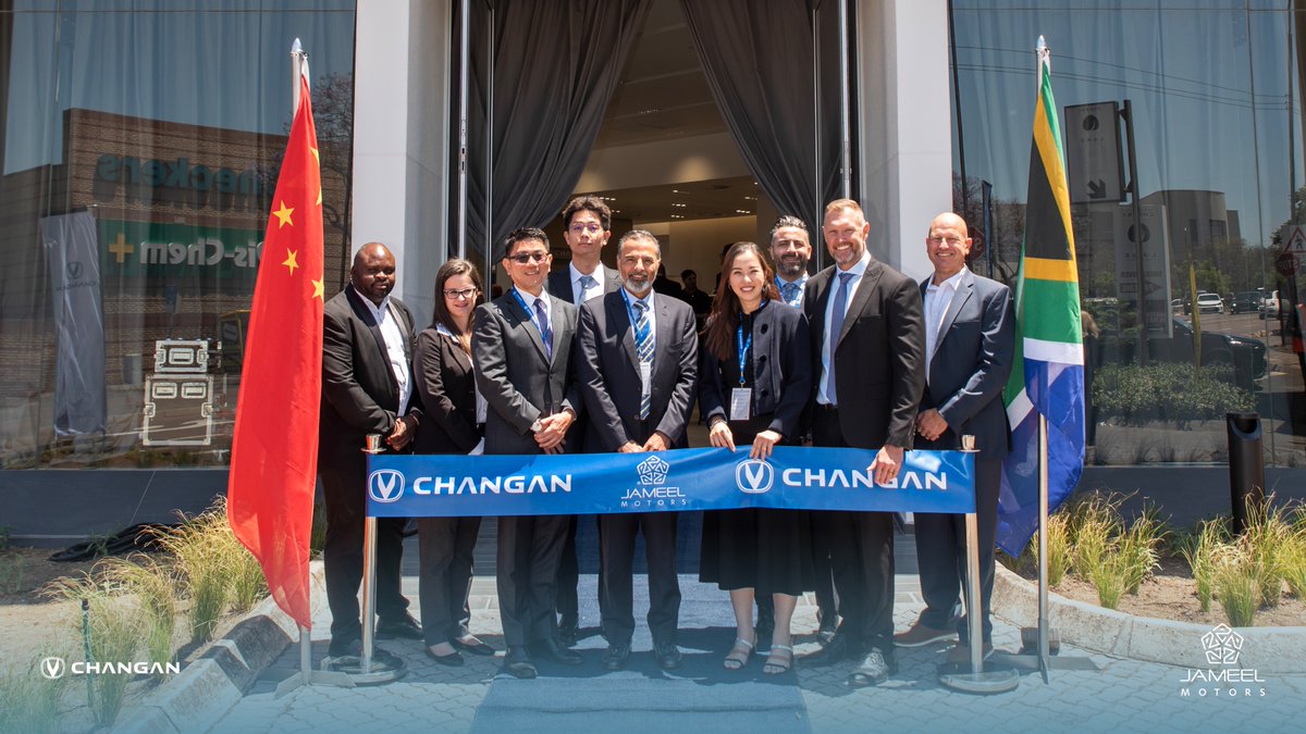ALJSaudi's tweet image. أعلنت #جميل_للسيارات و#شانجان عن افتتاح صالة العرض الرئيسية للعلامة في عاصمة جنوب افريقيا، بريتوريا، وكانت جميل للسيارات قد حصلت على اتفاقية التوزيع بعد منافسة مع شركات محلية وعالمية.
 
تعرض الصالة أحدث طرازات شانجان التي تجمع بين التنوع والابتكار، بما يشمل مركبات البنزين والديزل…