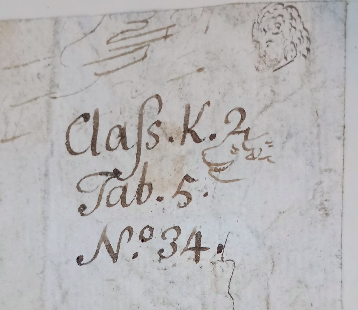 MarshsLibrary's tweet image. A fine head of hair on this doodled gentleman! 
From the inside cover, or pastedown, of our very heavily annotated copy of the catalogue of the Bodleian Library, printed in 1620 #Readers #Doodles