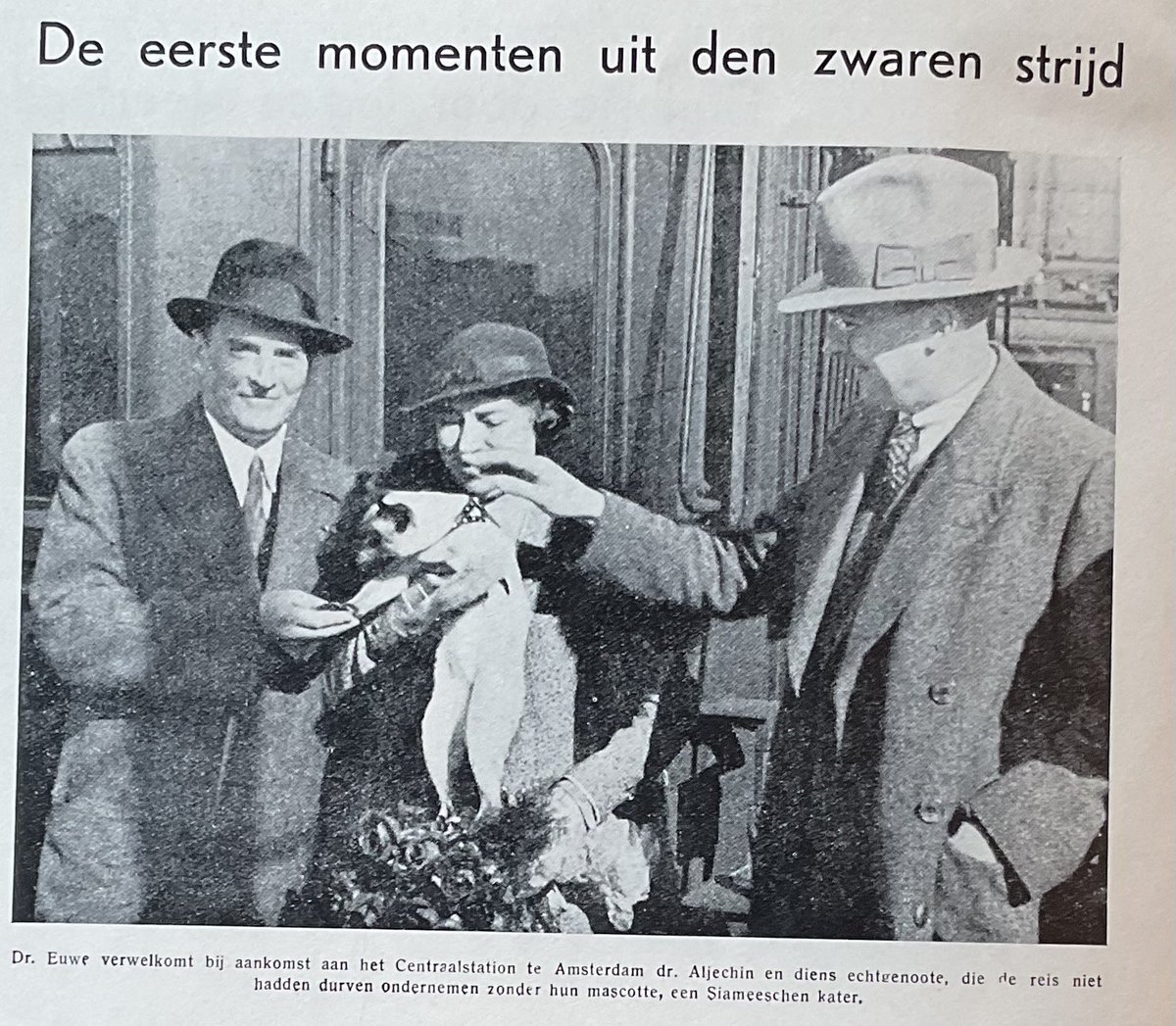 sportwereldhbo's tweet image. Precies 90 jaar geleden. De match om het wereldkampioenschap schaken tussen Aleksandr Aljechin en Max Euwe. 
Euwe werd wereldkampioen. Prachtig toernooiboek.

 #eva #eenvandaag #journaal #nieuwsuur #pauwendewit #goedenavondnederland #nieuwsvandedag #vandaaginside #buitenhof…