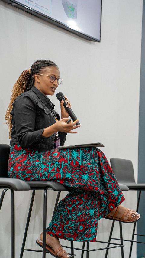 CGIAR's tweet image. 🌍 How do we close the #ClimateFinance gap for smallholder farmers?

At #COP30 @cgiarclimate and partners introduced their work under the 2025-2030 CGIAR Research Portfolio.

🎫 Learn more on.cgiar.org/4nZ6hdm
📺 Watch on.cgiar.org/3JBZ9FO

@BiovIntCIAT_eng @IFPRI @irri