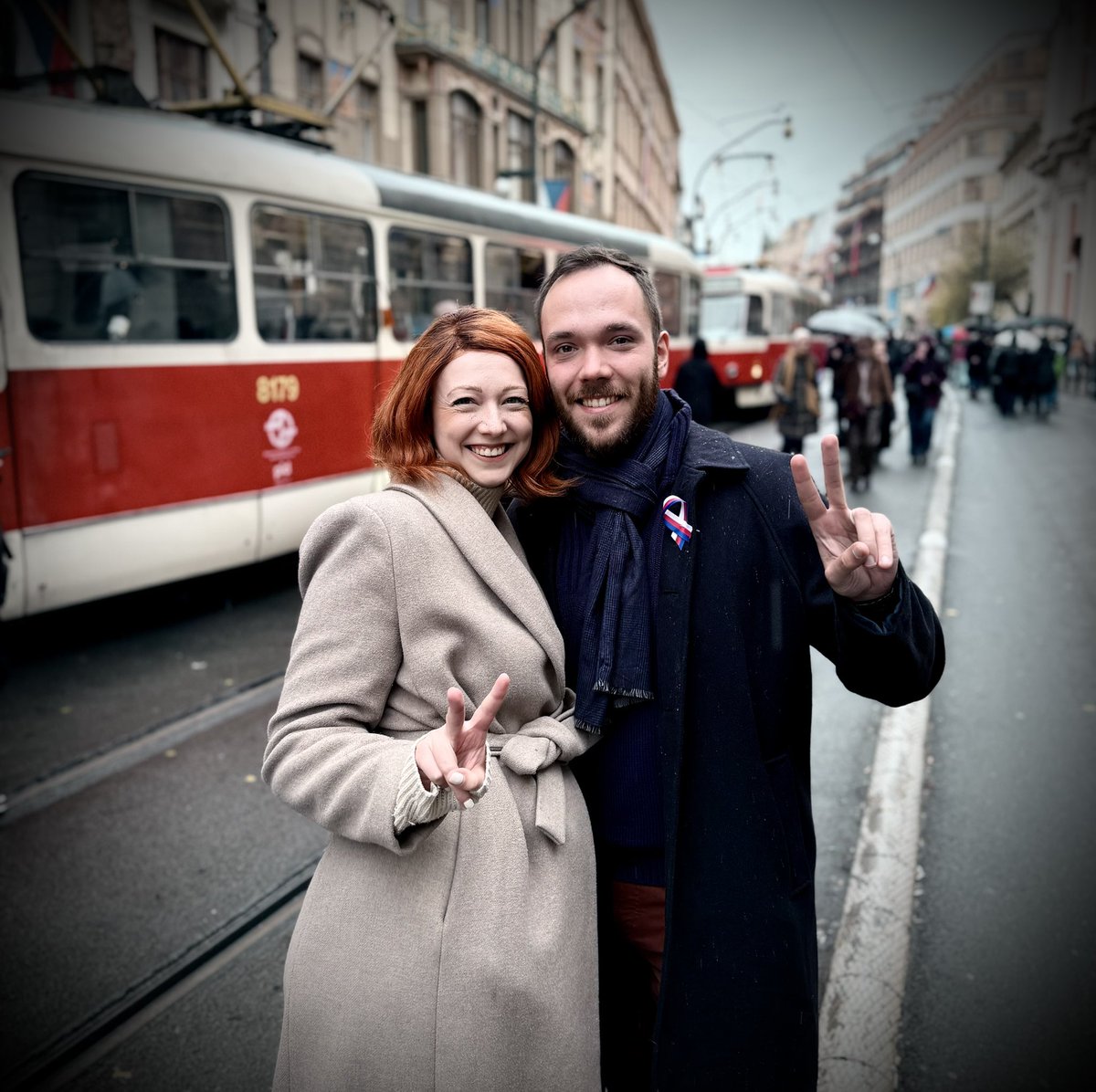 17. listopad není jen o historii. Je o současnosti. O každém komentáři, který píšeme. O každém rozhovoru, který vedeme. O tom, jestli dokážeme být slušní i v době, která slušnosti nepřeje. Nezapomínejme na to. A díky, že můzem 🇨🇿❤️