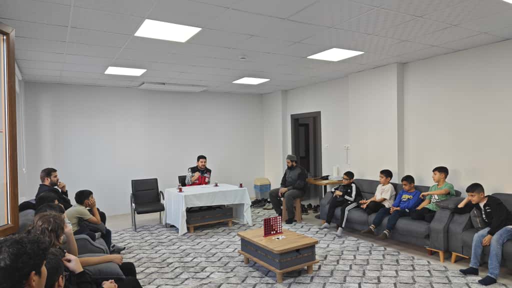 Turgutlu İlçe Milli Eğitim Müdürlüğü tarafından ara tatil kapsamında düzenlenen kurs programına, Turgutlu Sosyal Hizmet Merkezi personelimiz Uzm. Psk. Dan. Çağrı Gezer tarafından katılım sağlanarak 19 öğrenciye “Teknoloji Bağımlılığı” konusunda sunum gerçekleştirildi.