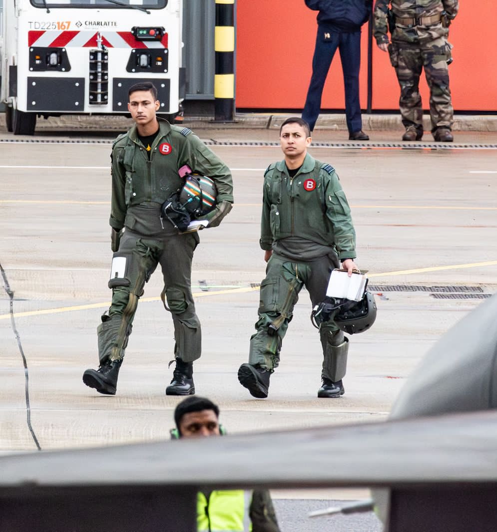 Vantagemonitor's tweet image. 🇮🇳 One image that will haunt Pakistan’s strategic memory for generations.

Sqn Ldr Rizwan Malik, Vir Chakra — the Su-30MKI pilot from India who struck deep inside #Pakistan during #OperationSindoor — now walking the tarmac in France for Ex Garuda 25.

Nations rise on capability,…