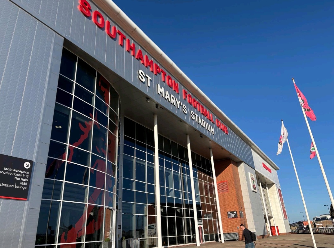 TVP_Football's tweet image. TVP Dedicated football officers ⚽ 👮🏼‍♂️ at St Mary&apos;s 🏟  @SouthamptonFC today with HantsPol colleague @saintsfccop for Level Playing Field @lpftweets event,  great to see fans, clubs and partners working together to make all welcome 💙 #accessforall #footballisforeveryone