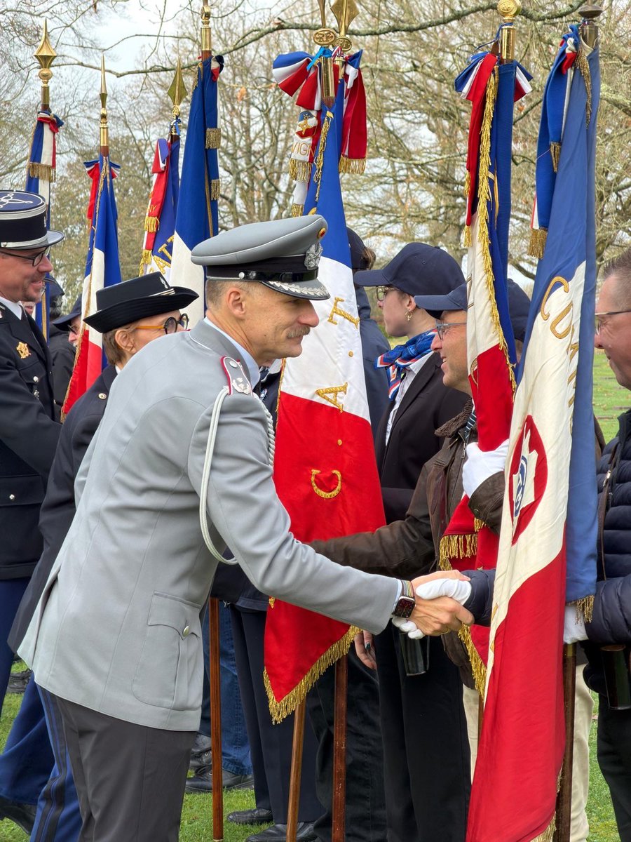 AllemagneDiplo's tweet image. 🇩🇪 et 🇫🇷, unis devant les tombes de soldats de nos pays à l’occasion de la Journée du deuil national 🇩🇪, nous mesurons le chemin parcouru depuis 80 ans. Ensemble, œuvrons pour la paix, défendons la démocratie, protégeons la dignité humaine. En 🇪🇺 et dans le monde.