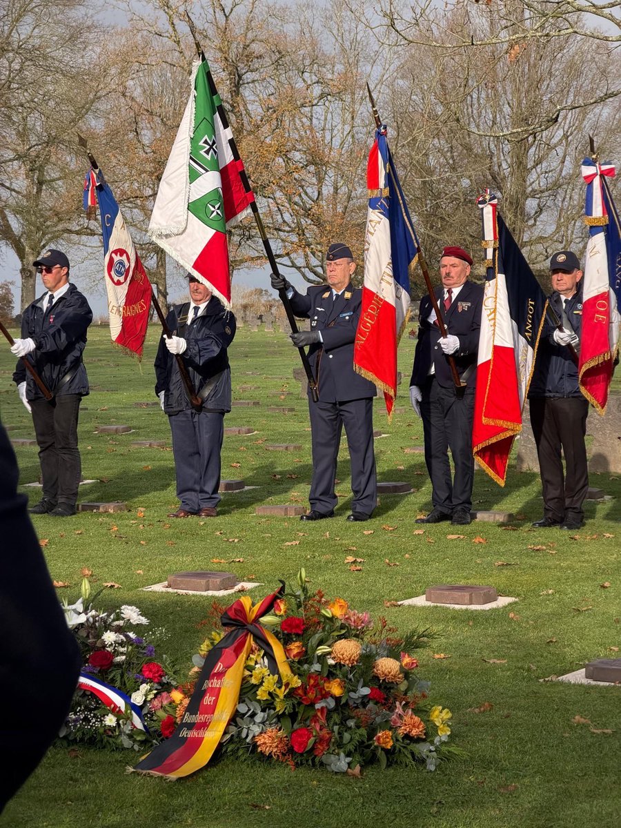 AllemagneDiplo's tweet image. 🇩🇪 et 🇫🇷, unis devant les tombes de soldats de nos pays à l’occasion de la Journée du deuil national 🇩🇪, nous mesurons le chemin parcouru depuis 80 ans. Ensemble, œuvrons pour la paix, défendons la démocratie, protégeons la dignité humaine. En 🇪🇺 et dans le monde.