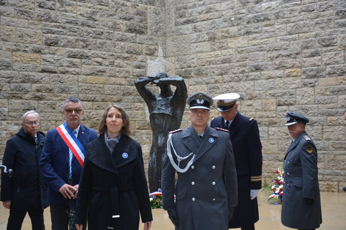 AllemagneDiplo's tweet image. 🇩🇪 et 🇫🇷, unis devant les tombes de soldats de nos pays à l’occasion de la Journée du deuil national 🇩🇪, nous mesurons le chemin parcouru depuis 80 ans. Ensemble, œuvrons pour la paix, défendons la démocratie, protégeons la dignité humaine. En 🇪🇺 et dans le monde.