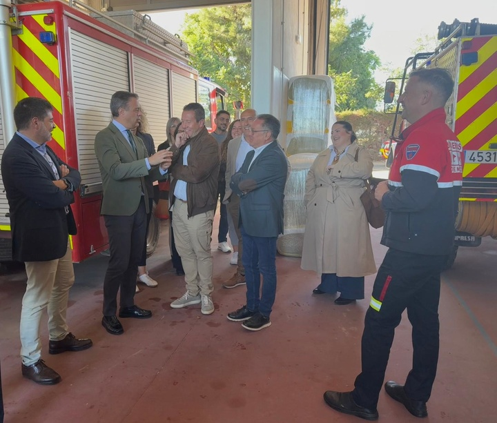 regiondemurcia's tweet photo. 🦺 La Comunidad impulsa una estrategia para mejorar los servicios de emergencia.

👨‍🚒👩‍🚒Entre otras medidas se trabaja para avanzar en las condiciones laborales de los profesionales y continuar con el plan de inversiones en los parques de bomberos.

↘️Noticia: https://t.co/WKS3im95Ed