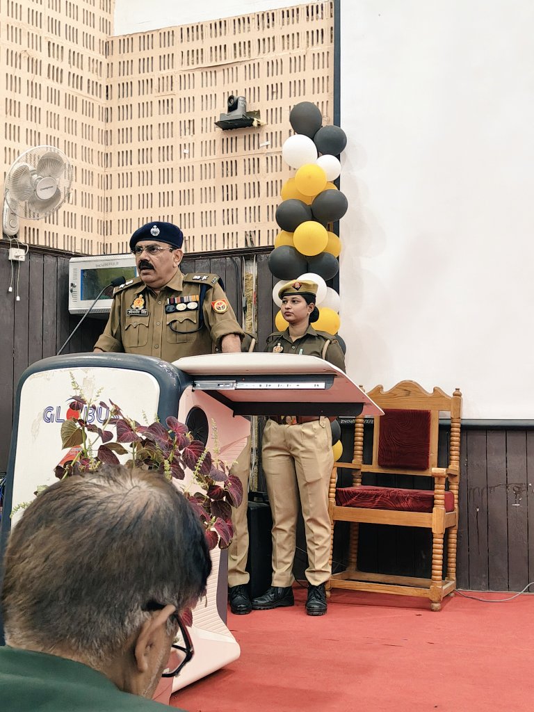 nirajkumar1988's tweet image. Welcoming Shri Omveer Singh ji, SP. Ballia in our University.