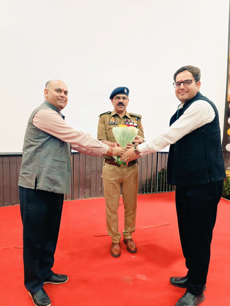 nirajkumar1988's tweet image. Welcoming Shri Omveer Singh ji, SP. Ballia in our University.