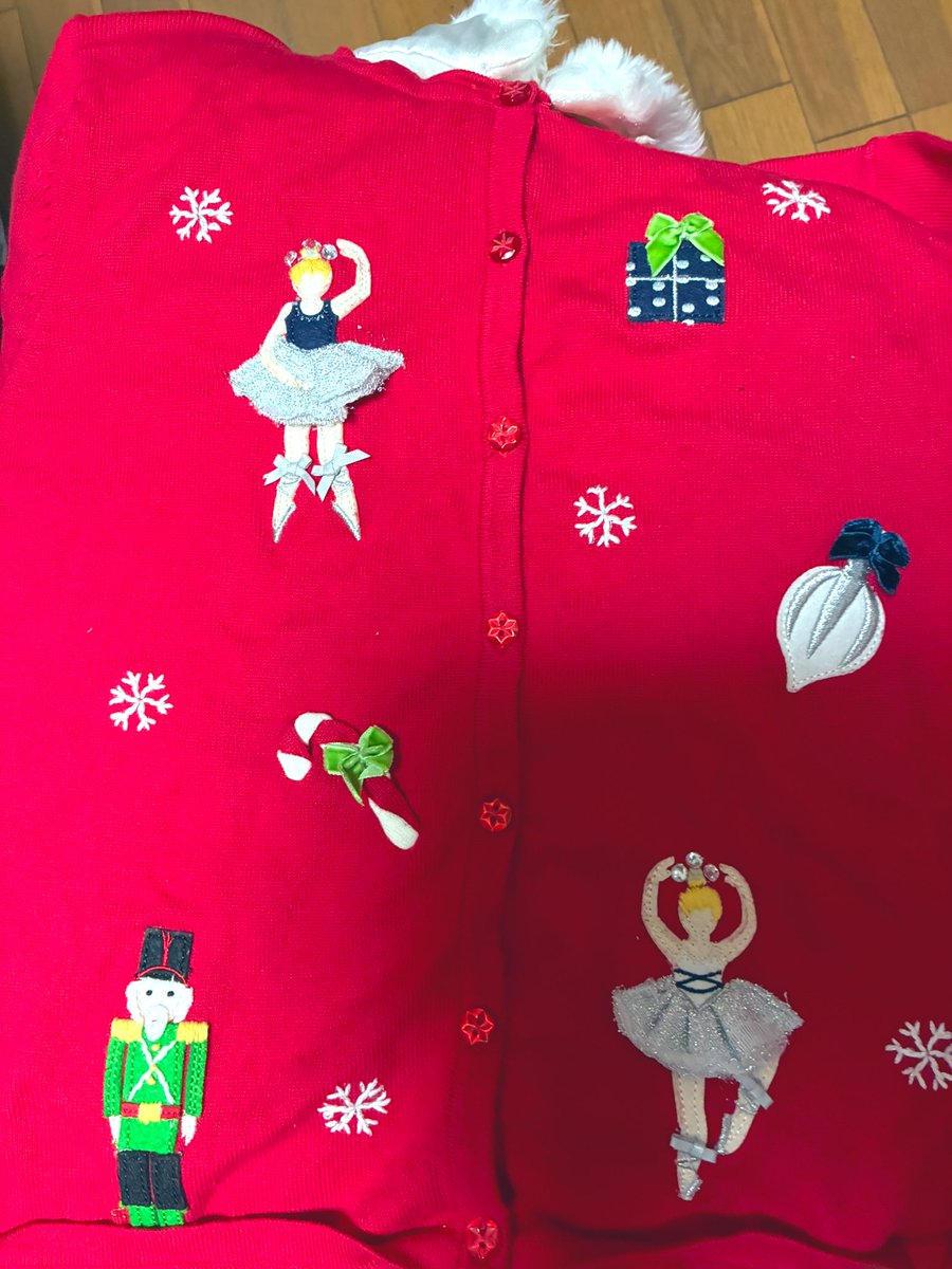 maimaitsumuri_'s tweet image. 今年はこの可愛いくるみ割り人形のカーディガンにビーズを付けてクリスマスまでにだいず9歳にプレゼントしたい！ほんとにちょっとずつだけど頑張ろ〜