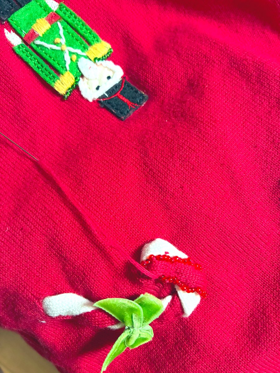 maimaitsumuri_'s tweet image. 今年はこの可愛いくるみ割り人形のカーディガンにビーズを付けてクリスマスまでにだいず9歳にプレゼントしたい！ほんとにちょっとずつだけど頑張ろ〜