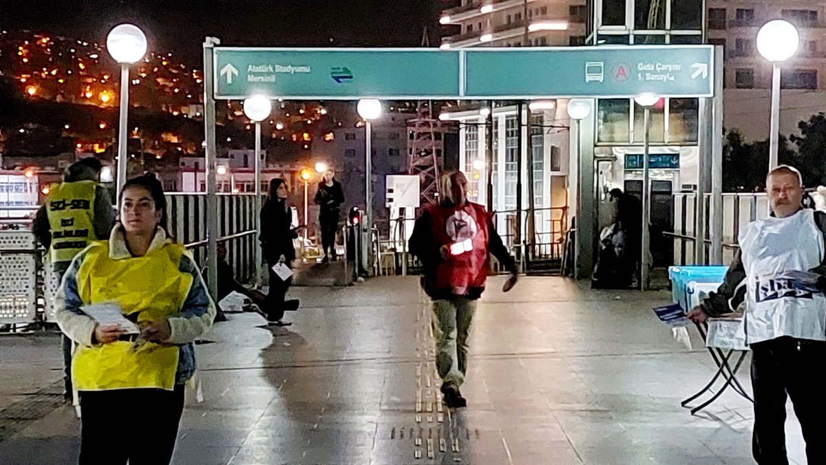 “Açlığa, yoksulluğa, sefalet ücretlerine karşı” 7 Aralık’ta Bornova Cumhuriyet Meydanı’nda yapacağımız "İşçi, Emekçi, Emekli Buluşması" için Halkapınar'da bildiri dağıtımı gerçekleştirdik.