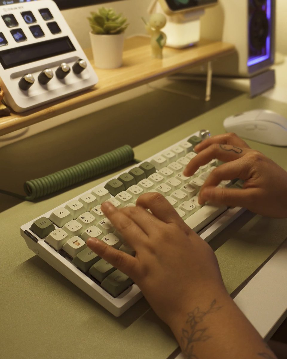 ohhighletty's tweet image. fall vibes 🍂 ☕️
•
#desk