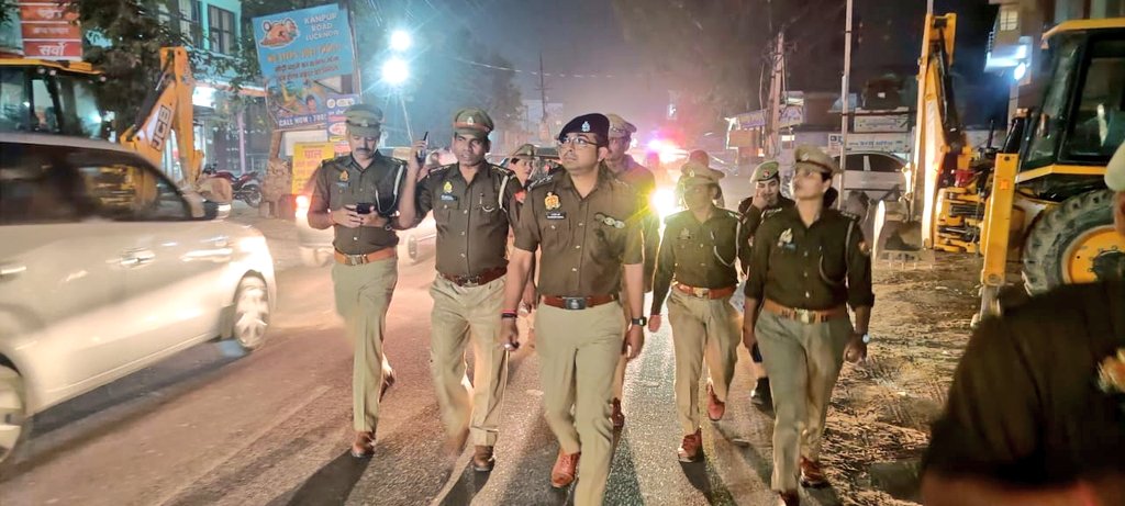 .<a href="/DCP_South/">DCP South Lucknow</a> के निर्देशन में सुरक्षा-व्यवस्था सुदृढ़ बनाने, अपराध, अपराधियों पर अंकुश लगाने हेतु #ACP_Krishananagar द्वारा थाना बिजनौर पुलिस बल के साथ मुख्य मार्ग/चौराहों/बाजार आदि में पैदल गश्त कर संदिग्ध व्यक्ति वाहनों को चेक किया गया।

#Lkopolice_On_Duty 

<a href="/Uppolice/">UP POLICE</a> <a href="/lkopolice/">LUCKNOW POLICE</a>