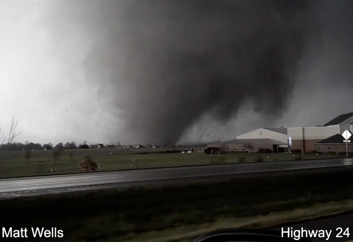 SalticalWX's tweet image. On November 17th, 2013, a high-end EF4 impacted Washington, Illinois. This tornado devastated multiple subdivisions in Washington; sweeping away homes. Official surveys finalized the tornado at 190 mph. However, detailed cycloid analysis suggests higher winds were present. [1/7]