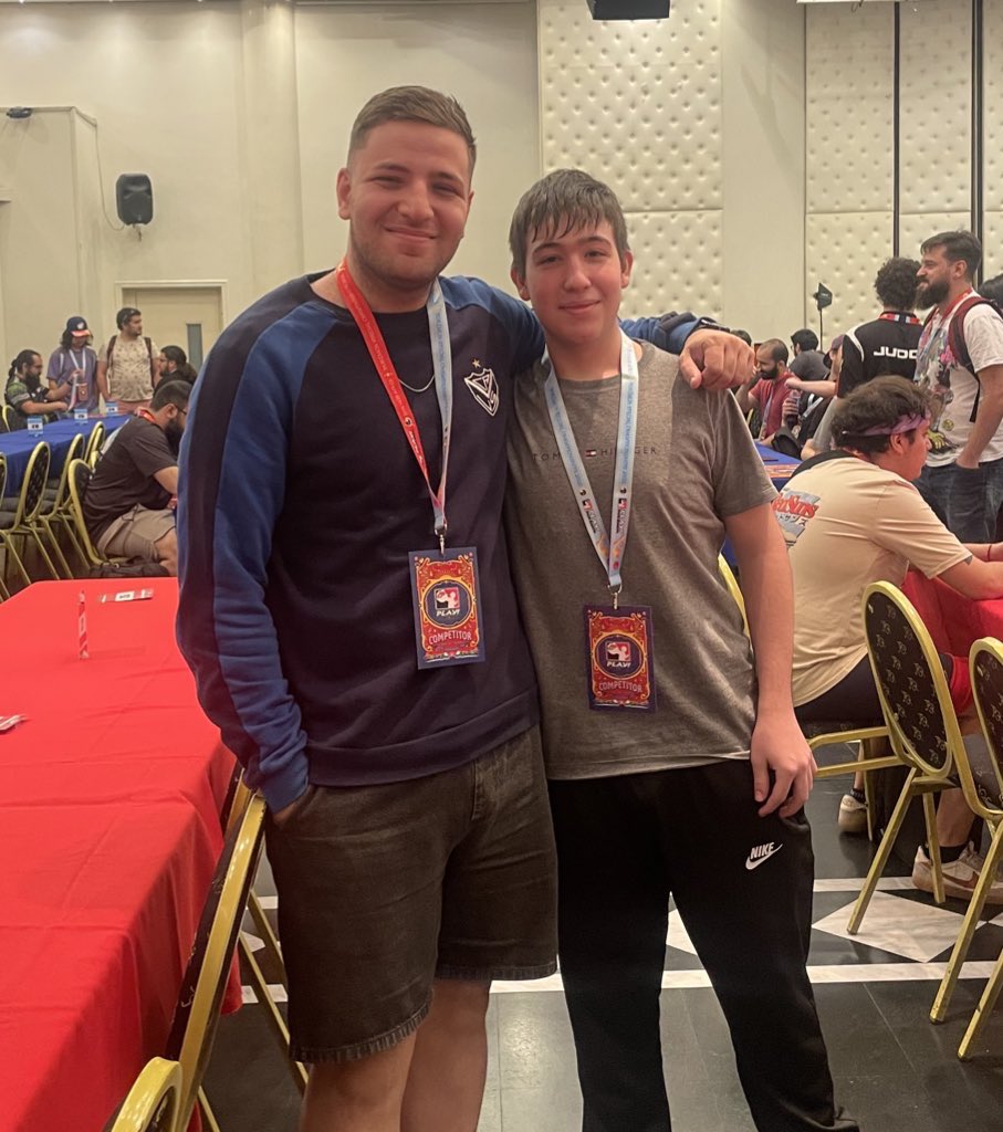 <a href="/PokemonVGCArg/">Pokémon VGC Argentina 🇦🇷</a> Y no menos importante, agradecer a <a href="/TraductorPeron/">TraductorPeronista</a> por toda su ayuda en la preparación y ni hablar de la confianza que me brindó cuando yo pensaba que todo estaba perdido.
La remontada también fue tuya, amigo. Gracias por todo 🙌🏽♥️