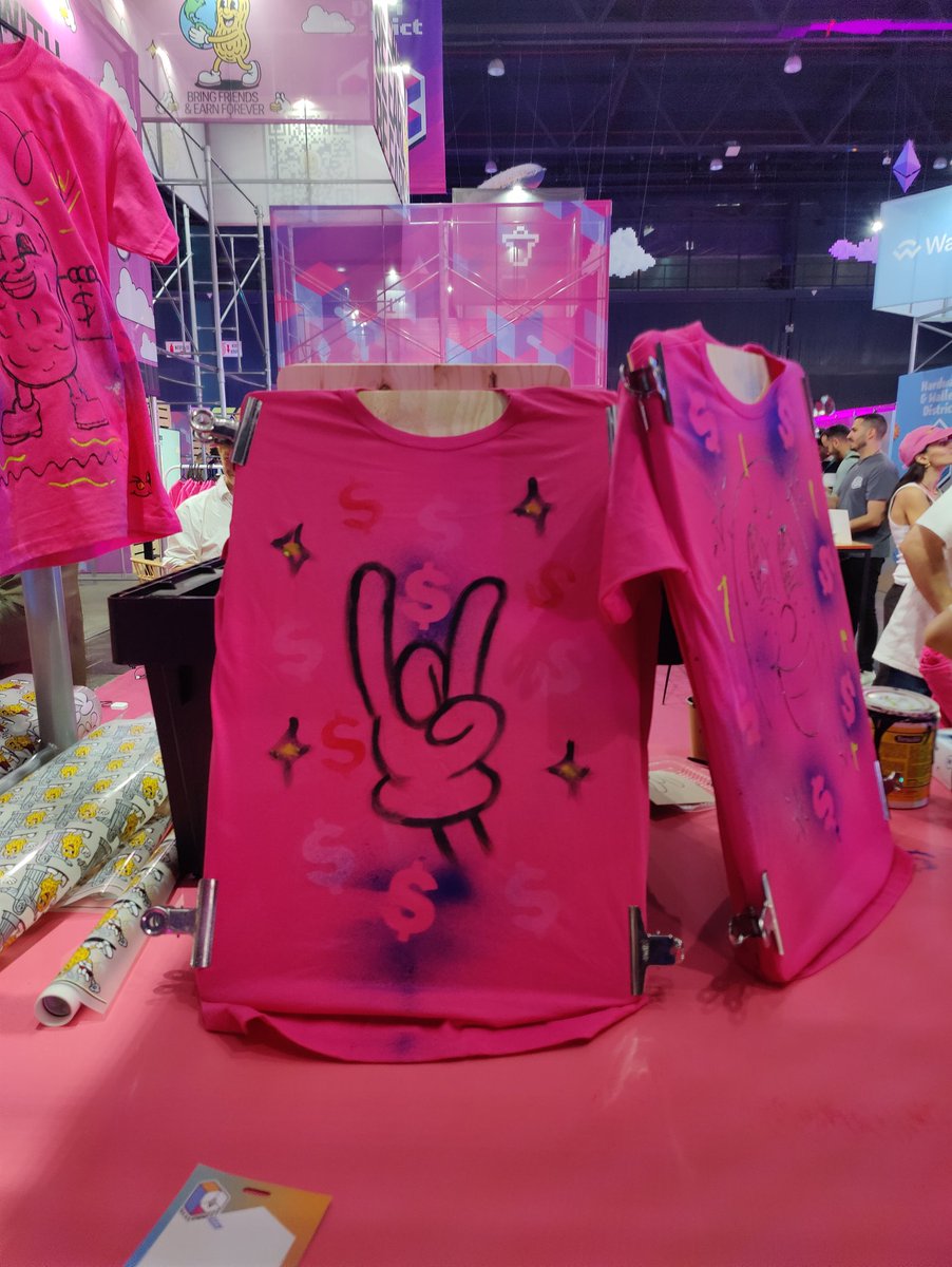 LearnNear's tweet image. Is it you, @hotdao_ ?
Spotted at @EFDevcon