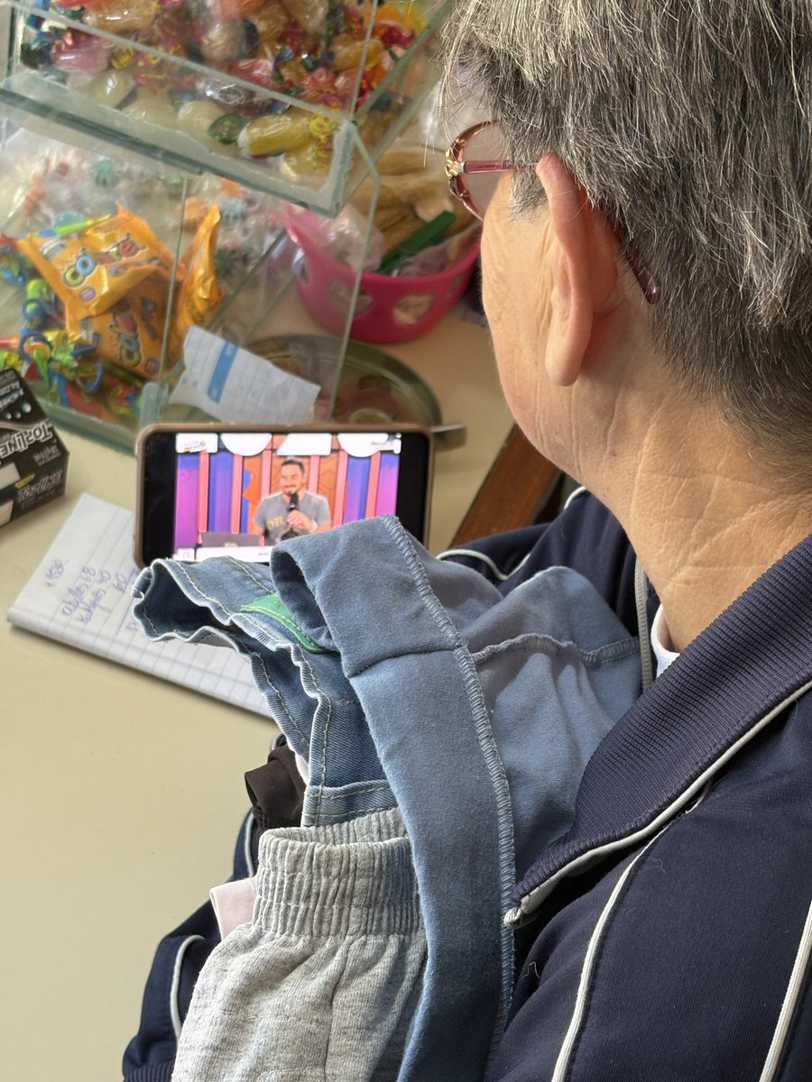 Mi vieja en el almacén, embobada con #nadiedicenada 
*con la ropa entre los brazos 🤣
