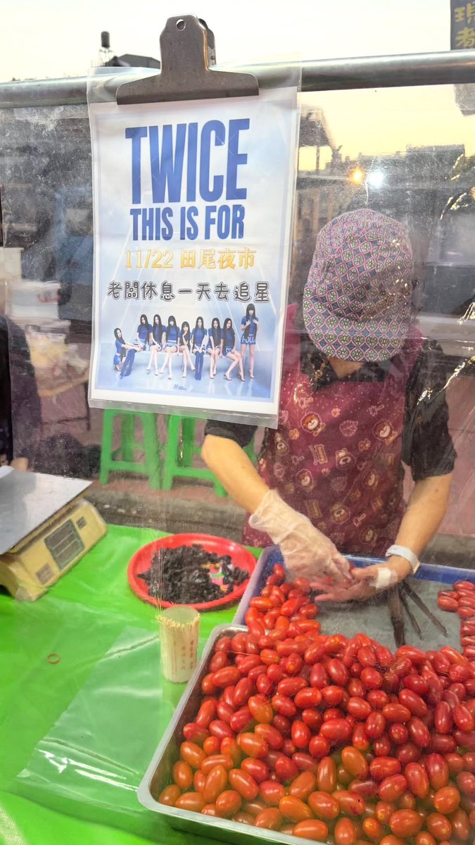 Street vendors in taiwan are putting up signs that says they will be closing on the 22nd of November to watch TWICE’s homecoming concert.