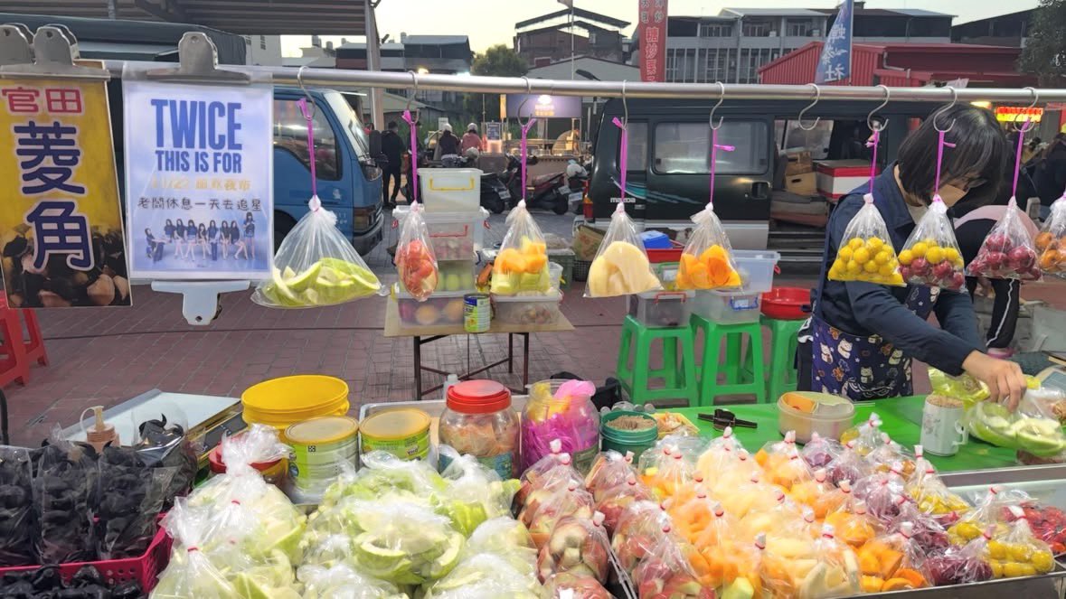twicepopbase's tweet photo. Street vendors in taiwan are putting up signs that says they will be closing on the 22nd of November to watch TWICE’s homecoming concert. https://t.co/NM9WSnPxtY