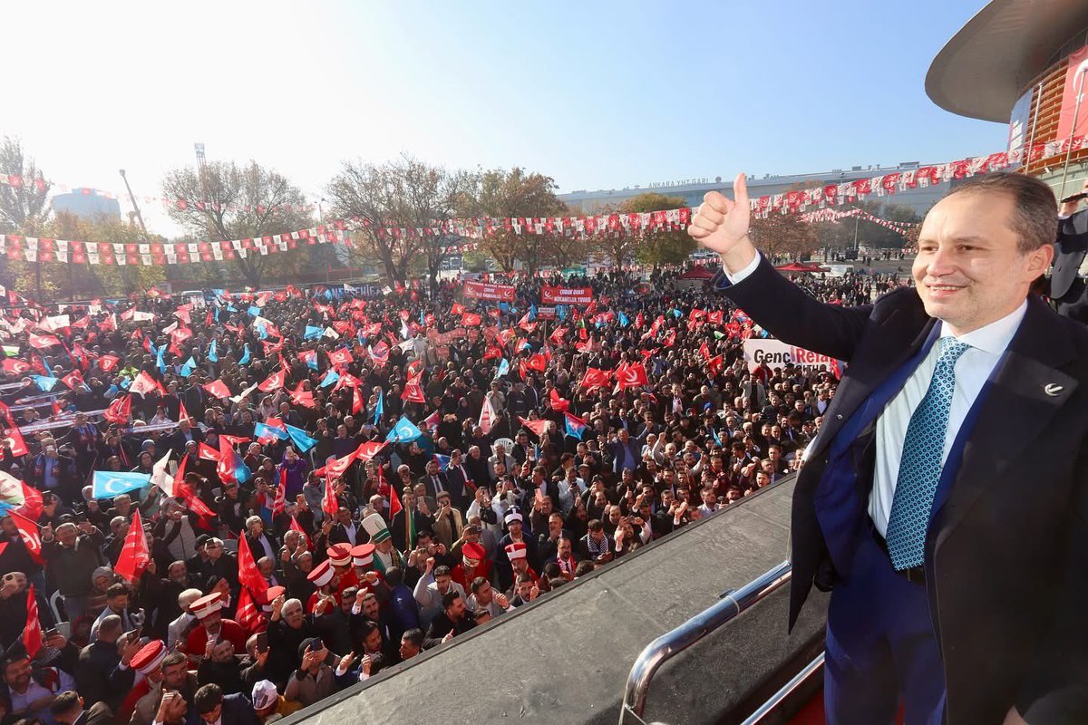 halilkeyrp's tweet photo. Teşekkürler Türkiye 🇹🇷👏🏻

Yeniden Refah Partimizin 3. Olağan Büyük Kongresi’nde Genel Başkanlığa yeniden seçilen muhterem liderimiz Dr. Fatih Erbakan’ı tebrik ediyorum.
Bugün, “İş başa düştü” mottosuyla; iman, azim ve kararlılıkla yola devam etme günüdür.

Salonumuzu coşku ve heyecanla dolduran kıymetli teşkilat mensuplarımızı en kalbî duygularımla selamlıyor; her birinize ayrı ayrı teşekkür ediyorum.

İman varsa imkân da vardır!
İş başa düştü; iktidar yürüyüşümüz devam ediyor.
Hedef: Yeni Bir Dünya!
