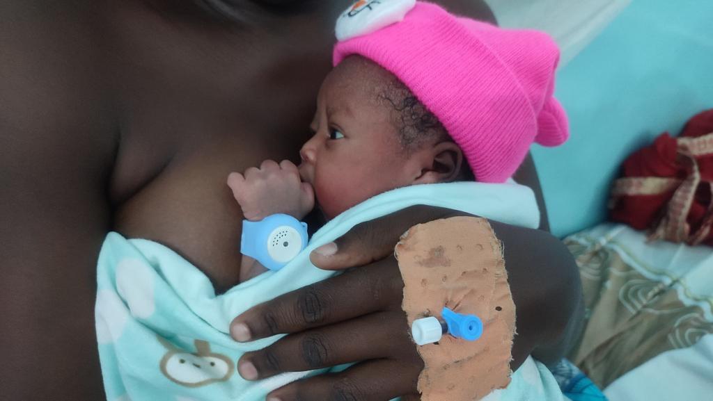 À #Brazzaville, le petit Kimia, né à 1,9 kg, est protégé grâce à l’approche #MavimpiYaMbote et au bracelet BIP BIP qui surveille sa température et renforce le peau à peau.
Une innovation qui sauve des vies 💜

#JournéeDeLaPrématurité #WorldPrematurityDay
<a href="/gavi_fr/">Gavi, l'Alliance du Vaccin</a>