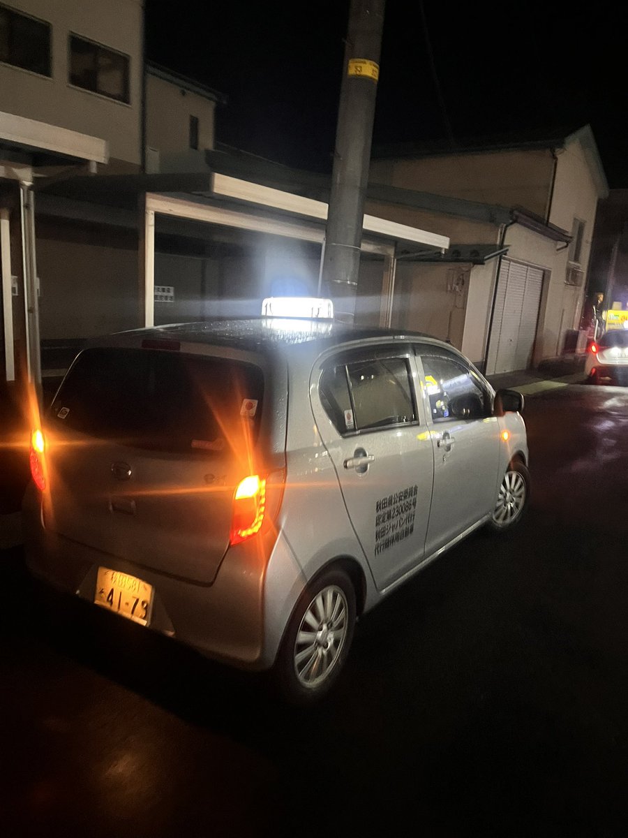 大きめ タルに座ったお酒を飲んでるおじさん オブジェ 大きめ タルに座っ