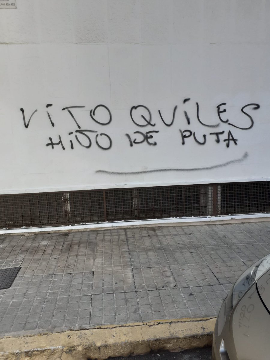 vitoquiles's tweet image. Vandalizan el negocio familiar de mi madre en Elche después de que Pablo Iglesias lo señalara públicamente. 

Esta gentuza es la que luego nos llama “nazis” a los demás. Pagarás por lo que haces, rata.