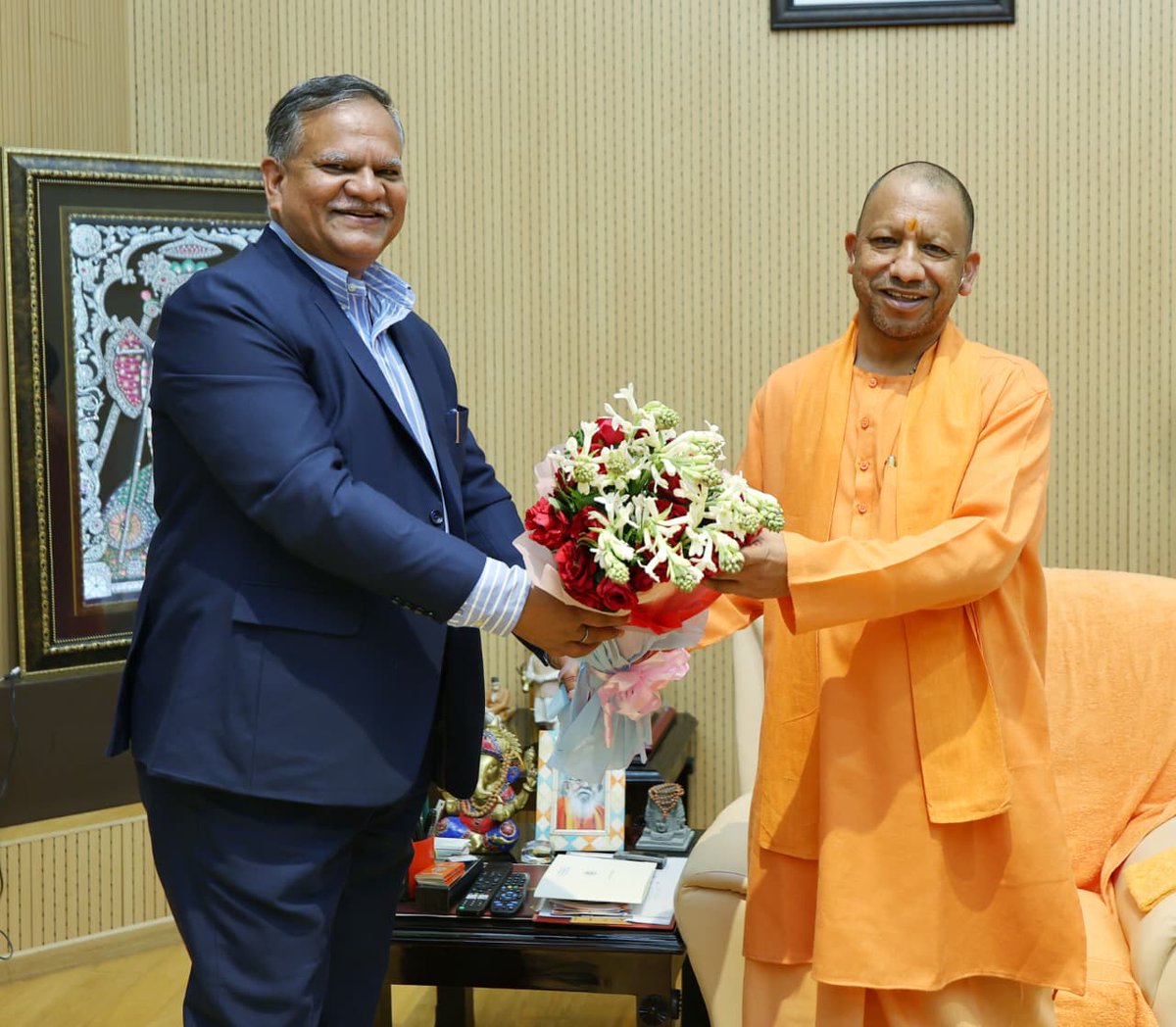 सीएम योगी से मुलाक़ात की ।

उत्तर प्रदेश के स्टेट ट्रांसफार्मेशन कमीशन के नये #CEO बनने के बाद पूर्व चीफ सेक्रेटरी #IAS मनोज कुमार सिंह ने मुख्यमंत्री योगी आदित्यनाथ से शिष्टाचार मुलाकात की ।