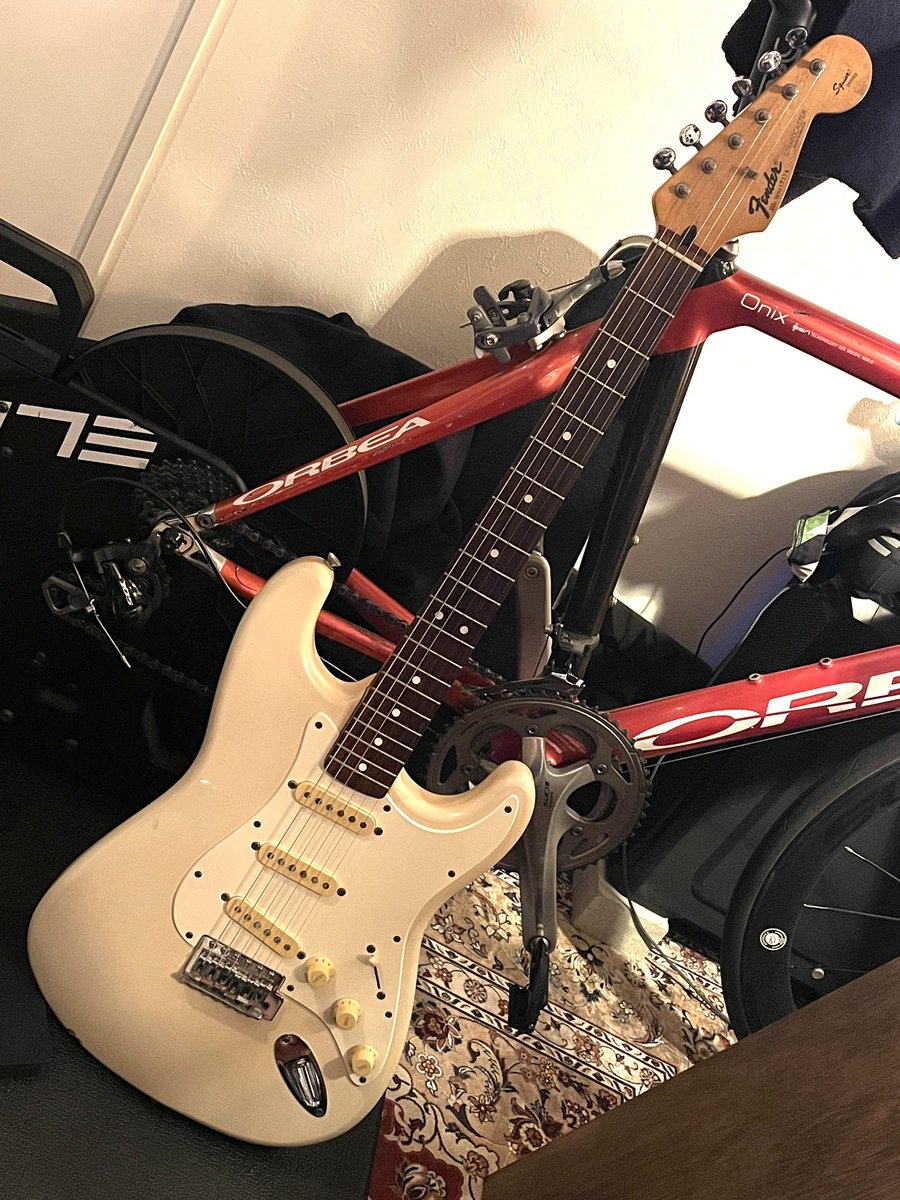 takeda2590's tweet photo. 誕生年と同じ製造年のギターを買ってみた。ちょっと嬉しい。

誕生月にあやかった金木犀の図柄をボディに入れてみたいと思って、パソコンで落書きしてシミュレーションしてみたけど良い感じかも。 https://t.co/AZ5qDUThZo
