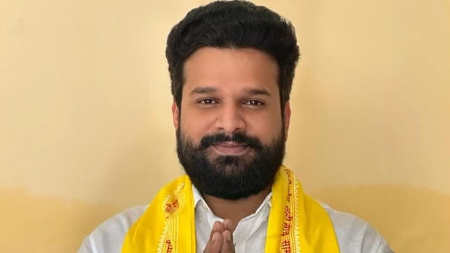 JaikyYadav16's tweet image. बिहार विधानसभा चुनाव में कुछ शख्स ऐसे हैं जिन्हें चुनाव जीतना जरूरी था जिनमें,

तेज प्रताप यादव 
खेसारी लाल यादव 
रितेश पाण्डेय 
मनीष कश्यप 
विपिन यादव 
Prof. Kc सिन्हा 

बिहार की जनता को पार्टी विशेष व्यक्तियों को अलग रखते हुए इन सभी को चुनाव जिताना था।

इन्होंने अपने कैंपेनिंग…