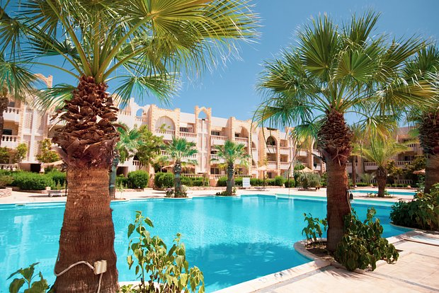 Россияне лишились элитных квартир в ЖК Royal Oasis в Шарм-эш-Шейхе, купленных 17 лет назад. Землёй, на которой стоит ЖК, владеет банк Housing and Development, а владелец ЖК взял его на 100 лет в аренду. Но из-за долгов пришлось отдать банку землю раньше. Банк выгнал всех жильцов.