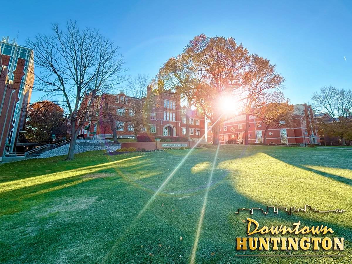 DowntownHWV's tweet image. It&apos;s been a while since I&apos;ve been on campus in the morning. There is nothing like Marshall University in the fall. 

#WeAreMarshall // #HuntingtonWV