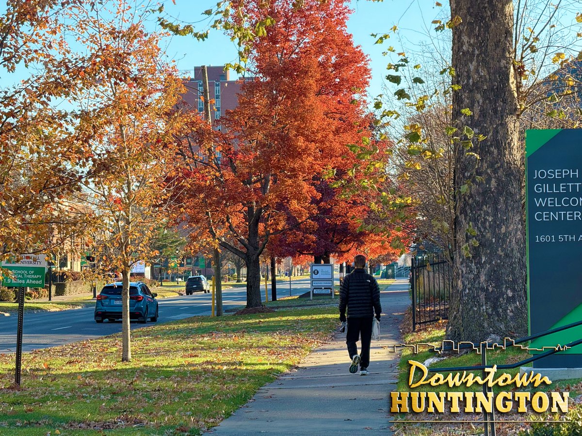 DowntownHWV's tweet image. It&apos;s been a while since I&apos;ve been on campus in the morning. There is nothing like Marshall University in the fall. 

#WeAreMarshall // #HuntingtonWV
