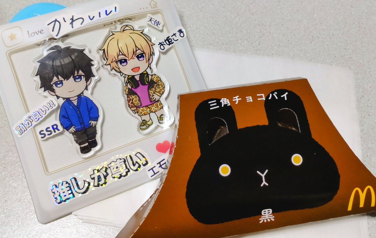 cbbc_kurage's tweet image. 三角チョコパイ買いました！
サイズも丁度よくて美味しかったです！！
❄くんの教え通り紙を敷きました、が！！買ってから時間が経っていたせいか、ボロボロ落ちることなく完食しましたよ〜！😊