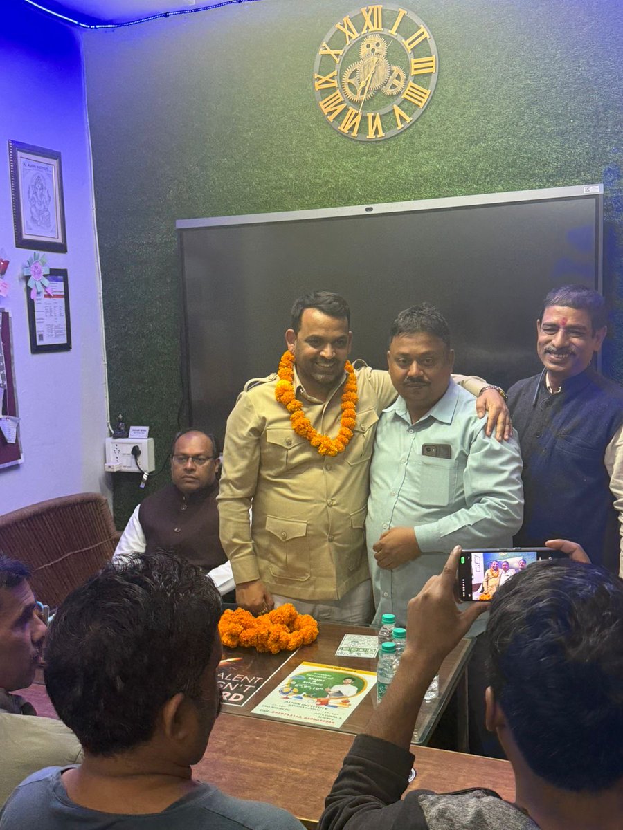 आज नारायण वार्ड के उपचुनाव में संजीव मिश्रा जी के साथ पूर्वांचल की बहनो के साथ बैठक कर चुनाव की योजना पर चर्चा किया ।<a href="/blsanthosh/">B L Santhosh</a>