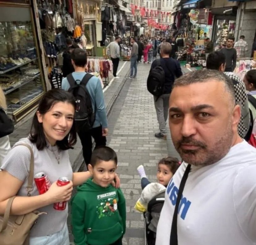 glaykut's tweet image. 🚨TAKSİCİNİN İFADESİ ORTAYA ÇIKTI! “KAN KUSUYORLARDI” 

Böcek ailesini hastaneye götüren taksici Sercan Tanrıverdi’nin ifadesine ulaşıldı. 

Olay günü, annenin can havliyle taksinin önüne atladığını belirten Tanrıverdi, “Ne olur bizi hastaneye yetiştir” dediğini ve hızla yoka…