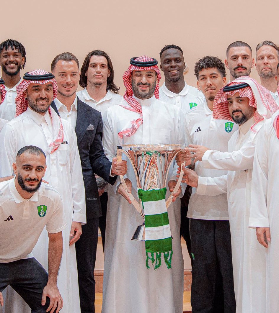 الفروقات كبيره بين الاثنين في يوم الاثنين
هناك من اعتلى اسيا واحتفل مع ولي العهد
وهناك من قرر الانسحاب وهذه عادة الصغار

#الاهلي كبير جده وكبير آسيا النخبوي حاول
ان تتقبل مهما كانت مرارتها قاسيه عليك 💀💚