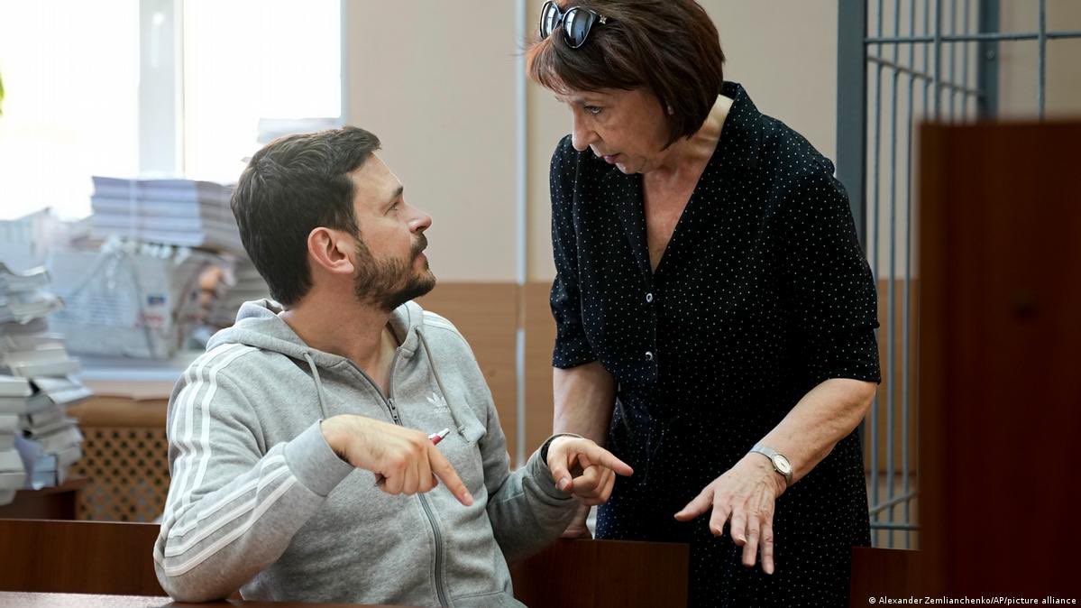 IlyaYashin's tweet image. Мою маму Татьяну Яшину сегодня два часа допрашивали в Главном следственном управлении СК России по уголовному делу, возбужденному против меня. Мама воспользовалась статьей 51 Конституции и отказалась свидетельствовать против близкого родственника. Следователь взял с неё подписку…