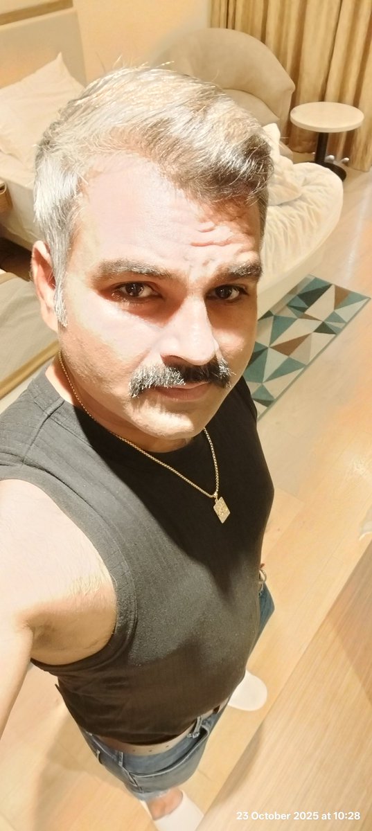 आईने से नजर मिलाइए,
खुद का आइना हो जाईए।

खुद को सिंचिए, खुद को चमकाइए।
मजबूत बनिए, लोहा उठिए।

#SelfCare #SelfLove #selfimprovement #SelfLoveMatters #selfie #self