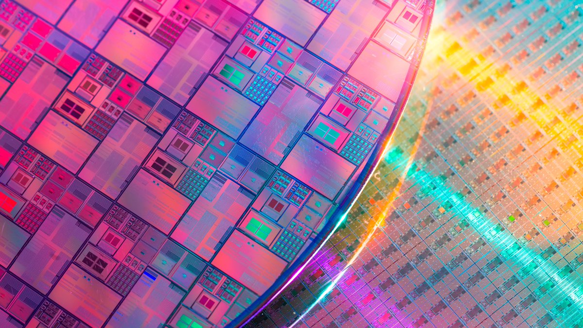 LinkTechnlogies's tweet image. China just unveiled an optical quantum chip that allegedly runs 1,000× faster than Nvidia GPUs on AI workloads.

Scalable, photonic, and already producing 12,000 wafers a year.

#QuantumComputing #AIHardware #ChinaTech #Photonics #TechNews #Nvidia